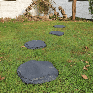 4 Trittsteine auf Rasen bilden einen Trampelpfad