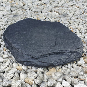 Einzelner Trittstein auf kleinen Steinen