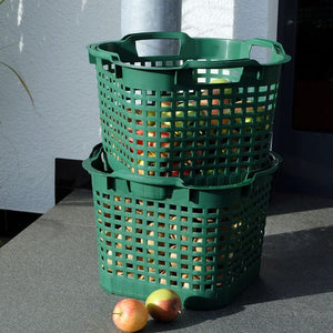 zwei Gartenkörbe gestapelt, der untere mit Kartoffeln gefüllt, der obere mit Äpfeln