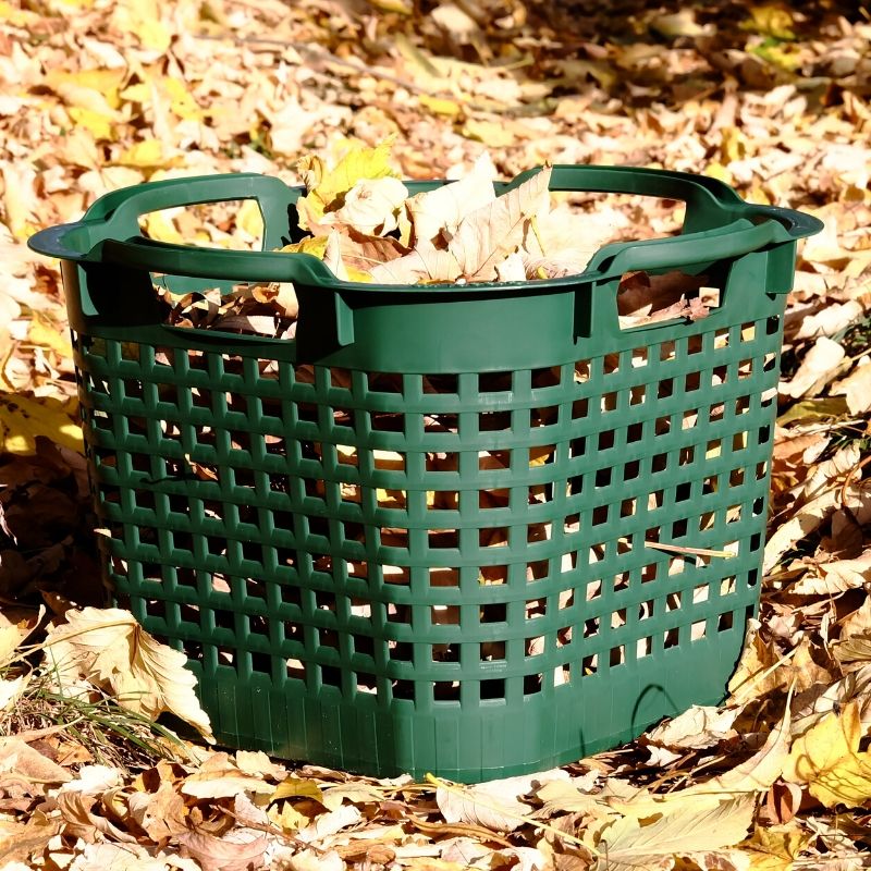 Gartenkorb gefüllt mit Laub