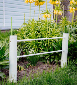 Pflanzenstab steckt in der Gartenerde und hält Sonnenblumen 